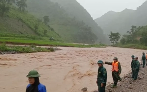 Tìm kiếm người bị lũ cuốn trên đường vào rẫy cho gà ăn