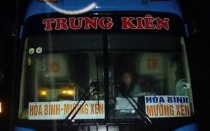 Xe khách chở 20 người mắc kẹt do lũ, nhà xe cầu cứu nhiều giờ