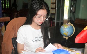 Hai lần chịu tang cha mẹ, nữ sinh vẫn giành 29 điểm và thành thủ khoa trường: "Em cố gắng học để họ yên lòng"