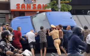 Ô tô bán tải tông liên hoàn ở Hà Nội, CSGT cùng người dân khênh xe cứu nạn nhân