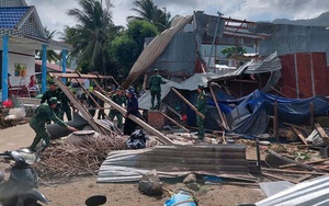 CLIP: Kinh hoàng “vòi rồng” quét qua một xã ở An Giang