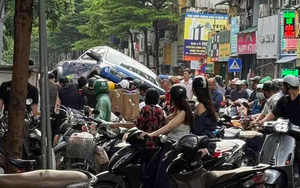 Ô tô bán tải lùi tông hàng loạt xe máy, cuốn người xuống gầm xe