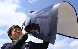 Nhật Bản tất tay làm loại pin mặt trời siêu việt, mỏng hơn 20 lần, nhẹ hơn 10 lần so với bình thường, có thể uốn cong