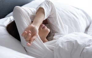 Lo âu công việc kéo dài, cô gái trẻ phải khám tâm thần