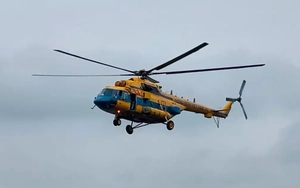 Mi-171 của Trung đoàn Không quân 916 bay thả hàng cứu trợ tại Nghệ An