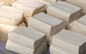 Đi chợ thấy đậu phụ có 4 dấu hiệu như này thì DỪNG MUA luôn, người bán gạ gẫm mấy cũng quay đầu