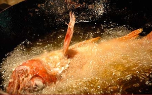 Có nên rán cá trước khi kho?