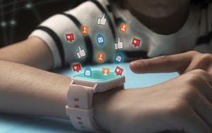 Cha mẹ sốc nặng vì phát hiện ảnh khiêu dâm trên đồng hồ thông minh của con