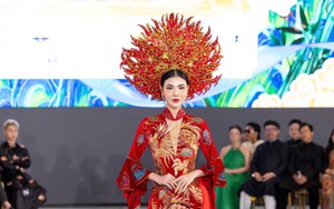 Á hậu Lê Kim Khoẻ khoe dáng với áo dài phượng hoàng của NTK Tommy Nguyễn