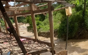 Kinh hoàng lũ quét trong đêm ở Mường Luân: Nhà sập, ô tô trôi, bản làng tan hoang