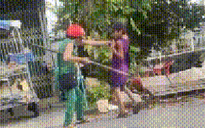 Phẫn nộ cảnh cô ruột đánh cháu dã man vì bán không hết vé số