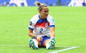 Nhà vô địch châu Âu chơi trọn vẹn giải đấu với 1 xương chày bị rạn nứt