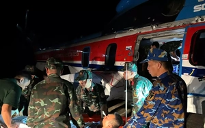 Dùng trực thăng chuyển quân nhân từ Trường Sa về đất liền điều trị khẩn cấp