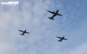 Ba máy bay Casa tạo đội hình mũi tên trên bầu trời chuẩn bị cho đại lễ A80