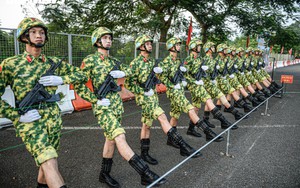 Bộ đội phòng hóa đeo tạ hơn 4kg, rèn chân thép giữa nắng lửa thao trường