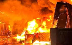 Lửa dữ cuồn cuộn, khói đen phủ kín nhà xưởng ở TPHCM