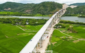 Cận cảnh cây cầu dài nhất cao tốc Bắc - Nam phía đông vừa hợp long