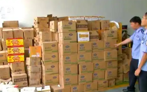 Đột kích một nhà xưởng, triệt phá đường dây sản xuất nước tương, giấm… từ nguyên liệu hết hạn: Tịch thu 28.000 thùng hàng bẩn sắp tuồn ra thị trường