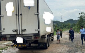 Cảnh sát khám xét chiếc ô tô tải trên quốc lộ