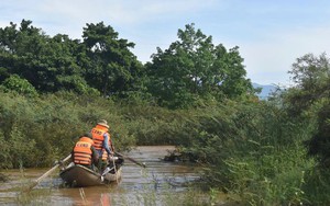 Băng qua dòng nước chảy xiết, người phụ nữ ở Quảng Ngãi bị cuốn rớt xuống cầu