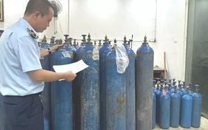 Hà Nội: Phát hiện hàng trăm bình khí cười không rõ nguồn gốc