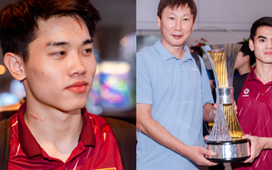 Nóng: U23 Việt Nam đã mang cúp vô địch về TP.HCM, hotboy Đình Bắc khiến fan xót xa với vết thương trên cổ