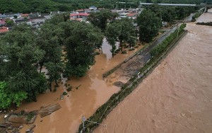 Đường phố thành sông khi lũ lụt chết người nhấn chìm miền bắc Trung Quốc