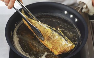 Nguyên tắc 'chảo nóng, dầu lạnh' khi rán cá