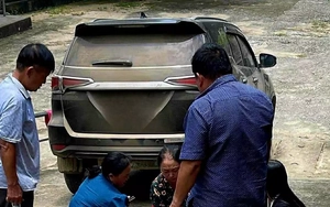 Chở người đến cấp cứu, ô tô tông bệnh nhi 2 tuổi tử vong ở trung tâm y tế