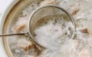 Nước luộc thịt có váng bọt do thực phẩm nhiễm hóa chất?