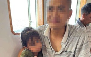 Cứu sống 2 bố con sau một đêm lênh đênh trên biển