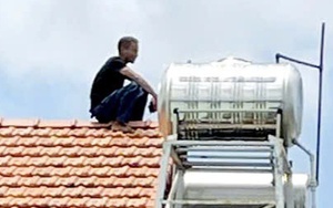 TP HCM: Người đàn ông cầm dao leo lên nóc nhà khiến người dân hoảng sợ