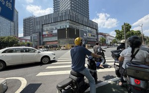 Mỗi lượt thuê xe điện chỉ 4.000 đồng, người dân TP 10 triệu dân chạy xe điện khắp nơi