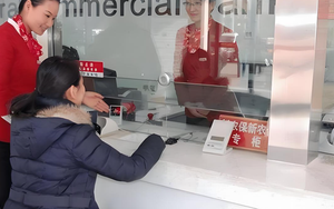 Quét nhà bỗng tìm thấy sổ tiết kiệm tưởng mất vài năm trước, ra ngân hàng lấy tiền thì được thông báo: Đã rút 4 đợt, tài khoản 0 đồng