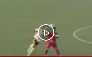 Va chạm cực mạnh, tuyển thủ U23 Việt Nam bất tỉnh trên sân