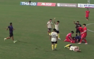 Tuyển thủ U23 Việt Nam bất tỉnh trên sân