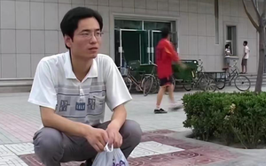 2 tháng nữa tốt nghiệp ĐH thì biến mất: Cha nghèo bật khóc vì bán hết tài sản, nợ nần nuôi con gái ăn học