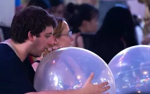 TPHCM: Du khách nước ngoài gục trên đường, nguy kịch sau khi hít bóng cười