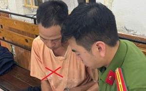 Tạm giữ người bố xích chân con treo ngược lên rồi dùng thanh gỗ đánh