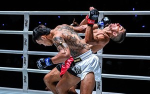 Võ sĩ Thái Lan tung tuyệt kỹ đòn chỏ, hạ gục đối thủ châu Âu sau 53 giây