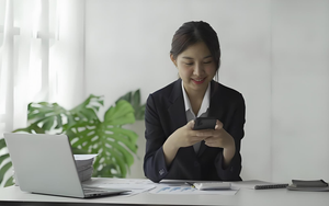 Biết là ứng dụng lừa đảo nhưng vẫn cài đặt, cô gái đợi tài khoản mất 500 triệu đồng mới báo cảnh sát thì được khen nhanh trí