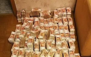 Thu giữ 200 tỷ đồng tiền mặt nặng 130 kg giấu bên trong ghế sofa tại nhà của cựu nhân viên kế toán, mất hàng giờ kiểm đếm