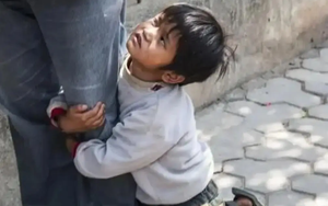 Cậu bé ăn xin trên cầu vượt nhận ra mẹ mình, nhưng chị không chịu thừa nhận. Cảnh sát cho biết: Người mẹ đã làm đúng