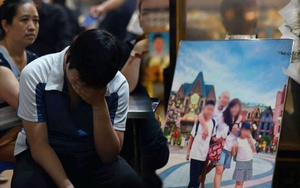 Không khí tang lễ xót xa: 4 chiếc quan tài nằm cạnh nhau, bức ảnh kỷ niệm gia đình khiến ai chứng kiến cũng nghẹn lòng