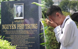 Lá thư tay và những hình ảnh xúc động trước phần mộ cố Tổng Bí thư Nguyễn Phú Trọng trong ngày giỗ đầu