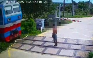 Người đàn ông đứng giữa đường ray bị tàu hỏa tông tử vong