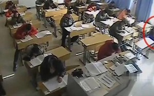 Thi đại học, nam sinh ở Trung Quốc liên tục dùng tẩy xóa đi đáp án đã điền, giám thị liếc nhìn rồi lập tức báo cảnh sát