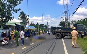 Xe máy va chạm xe tải, 2 mẹ con tử vong thương tâm ở TP.HCM