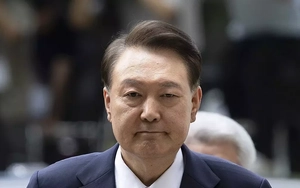 Cựu Tổng thống Hàn Quốc Yoon Suk Yeol nằm ra sàn phòng giam, không tuân thủ lệnh triệu tập thẩm vấn