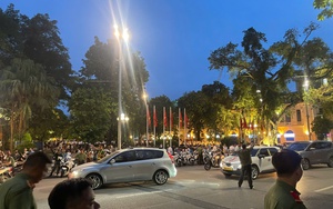 Dòng người đổ về Hồ Gươm trước giờ G chương trình Hợp luyện “Bản hùng ca Công an nhân dân”